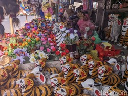 Setianya Mbah Tatik 25 Tahun Jualan Mainan Gerabah saat Grebeg Besar Demak