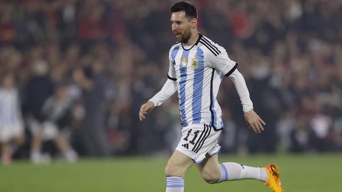 Lionel Messi controls the ball during Argentine soccer player Maximiliano Rodriguezs farewell match at the Marcelo Bielsa stadium in Rosario, Argentina, Saturday, June 24, 2023.(AP Photo/Nicolas Aguilera)