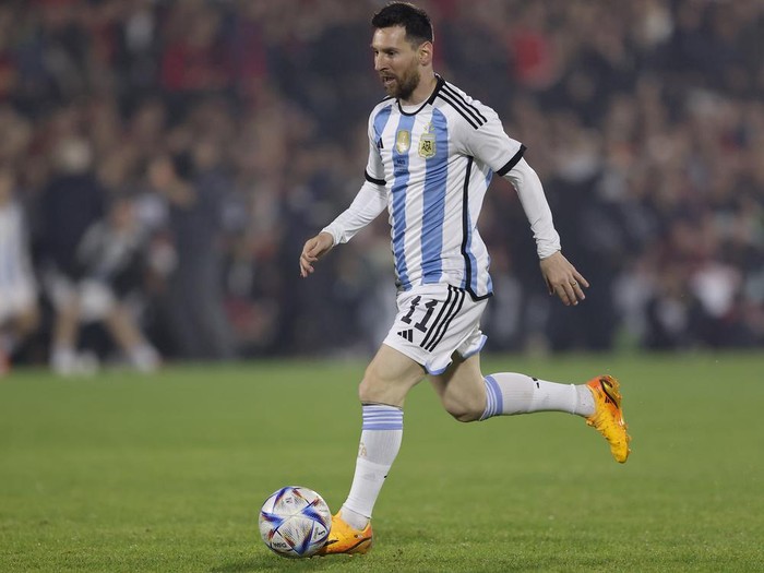 Lionel Messi controls the ball during Argentine soccer player Maximiliano Rodriguez's farewell match at the Marcelo Bielsa stadium in Rosario, Argentina, Saturday, June 24, 2023.(AP Photo/Nicolas Aguilera)