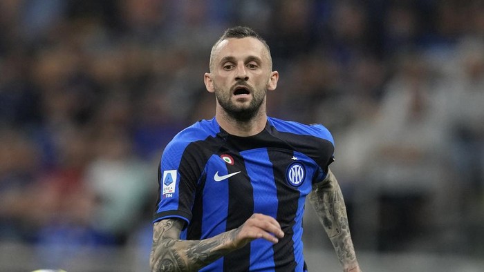 Inter Milans Marcelo Brozovic controls the ball during the Serie A soccer match between Inter Milan and Atalanta at the San Siro Stadium, in Milan, Italy, Saturday, May 27, 2023. (AP Photo/Antonio Calanni)