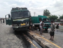 Colt Diesel Tabrak Truk di Fly Over Amplas Medan, Sopir Dilarikan ke RS