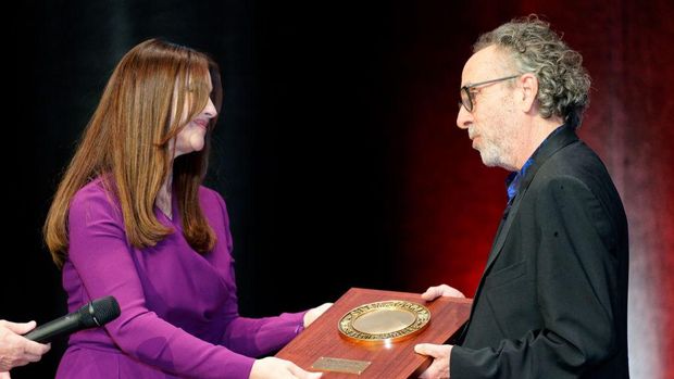 LYON, FRANCE - OCTOBER 21: Tim Burton receives Lumiere Award from Monica Bellucci (R) during the Lumiere Award ceremony during the 14th Film Festival Lumiere on October 21, 2022 in Lyon, France. (Photo by Sylvain Lefevre/Getty Images)