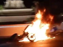 Motor Scoopy di Tuban Ludes Terbakar Usai Terlindas Truk