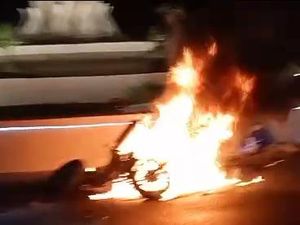 Motor Scoopy di Tuban Ludes Terbakar Usai Terlindas Truk Motor Scoopy di Tuban Ludes Terbakar Usai Terlindas Truk