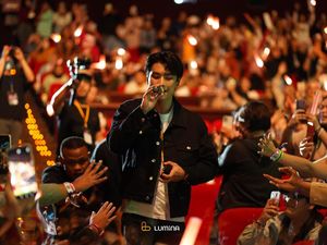 Ekspresi Bahagia Ohm Pawat Bisa Bertemu Lagi dengan Fans Indonesia Ekspresi Bahagia Ohm Pawat Bisa Bertemu Lagi dengan Fans Indonesia