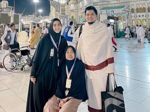 Alhamdulillah... Oki Setiana Dewi Bawa Pulang Ibu ke Jakarta dari Makkah