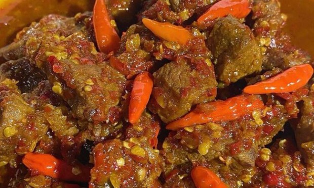 Oseng mercon daging sapi memiliki rasa yang pedas, namun nikmat disantap bersama nasi hangat