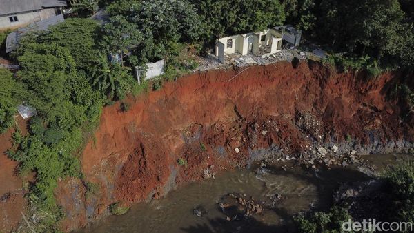 Overload, TPA Cipayung Depok Bikin Rumah Warga Longsor
