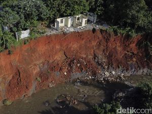 Overload, TPA Cipayung Depok Bikin Rumah Warga Longsor