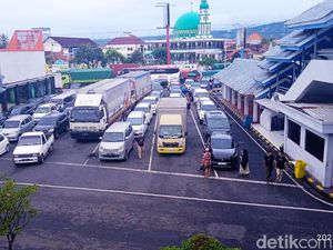 Kapal Sandar Butuh 2 Jam Dampak Dermaga Ponton di Ketapang Tak Beroperasi Kapal Sandar Butuh 2 Jam Dampak Dermaga Ponton di Ketapang Tak Beroperasi