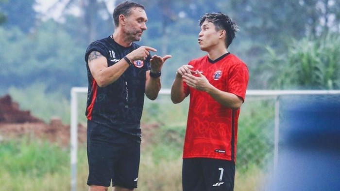 Pelatih Persija Jakarta Thomas Doll dan Ryo Matsumura jelang lawan PSM Makassar di Liga 1 2023/2024.