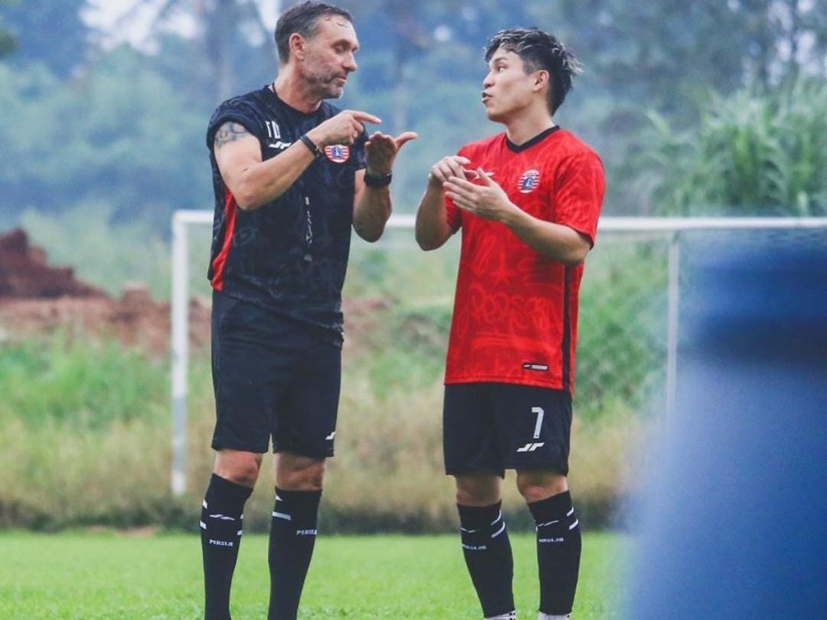 Foto: Pelatih Persija Jakarta Thomas Doll dan Ryo Matsumura jelang lawan PSM Makassar di Liga 1 2023/2024. (Dok. Pribadi/Ryo Matsumura)
