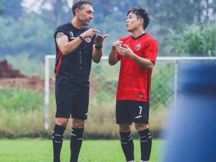Pelatih Persija Jakarta Thomas Doll dan Ryo Matsumura jelang lawan PSM Makassar di Liga 1 2023/2024.