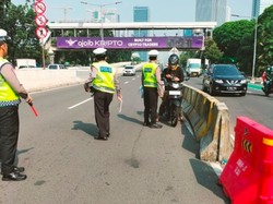 Kena Deh! Pemotor Masuk Jalan Layang Casablanca Ditilang Polisi