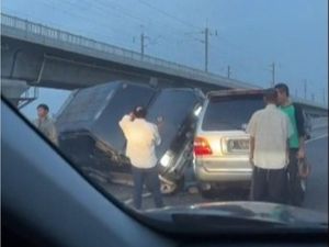 2 Mobil Kecelakaan di Tol MBZ Arah Jakarta, Lalin Padat 2 Mobil Kecelakaan di Tol MBZ Arah Jakarta, Lalin Padat
