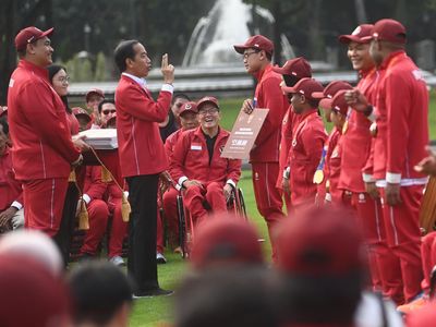 Momen Jokowi Serahkan Bonus Ratusan Miliar untuk Atlet ASEAN Para Games