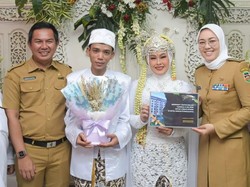 Perdana! Bupati Anne Nikahkan Firman dan Inri MPP Purwakarta