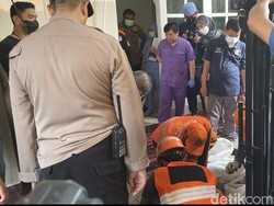 Cari Janin, Petugas Bongkar Septic Tank Klinik Aborsi di Kemayoran