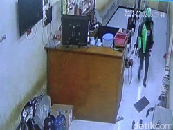 Maling PS di Semarang Terekam CCTV, Pakai Kostum Mirip Driver Ojol