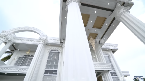 10 Potret Rumah Mewah Mami Sultan Palembang, Pilar Saja Rp 100 Juta