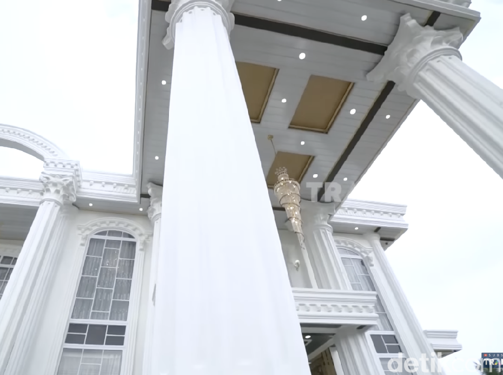 10 Potret Rumah Mewah Mami Sultan Palembang, Pilar Saja Rp 100 Juta 10 Potret Rumah Mewah Mami Sultan Palembang, Pilar Saja Rp 100 Juta