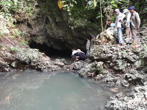 Goa Cirengganis Pangandaran Punya Mata Air Disebut-sebut Bikin Awet Muda Goa Cirengganis Pangandaran Punya Mata Air Disebut-sebut Bikin Awet Muda