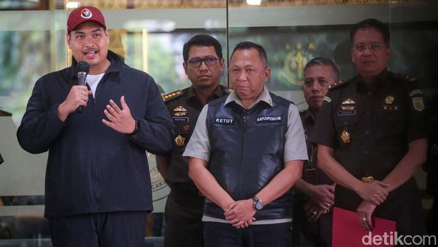 Menpora Dito Ariotedjo memberikan keterangan usai diperiksa Kejagung sebagai saksi kasus korupsi BTS Kominfo. Dito diperiksa selama dua jam.