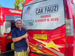 Stiker Cak Fauzi Penerus Gubernur M. Noer Wara-wiri di Angkot Jatim