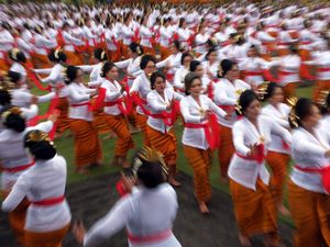 2.500 Umat Hindu Ikuti Tari Rejang Giri Putri di Bali