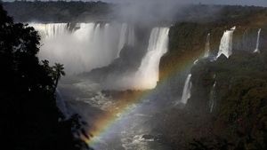 Terpesona Keindahan Air Terjun Iguazu di Brasil