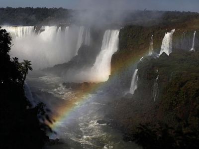 Terpesona Keindahan Air Terjun Iguazu di Brasil