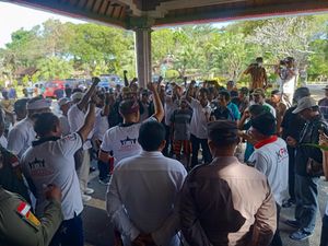 Ratusan Warga Geruduk DPRD Jembrana Tuntut SHM Tanah di Gilimanuk Ratusan Warga Geruduk DPRD Jembrana Tuntut SHM Tanah di Gilimanuk