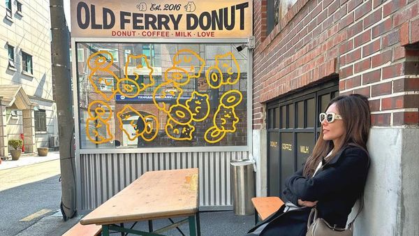 Pesona Wulan Guritno Saat Ngopi dan Nongkrong di Kafe