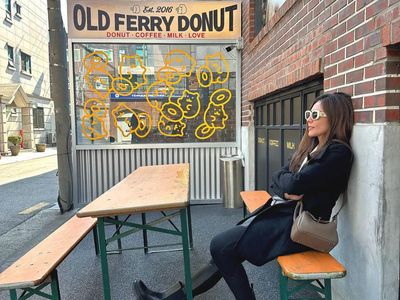 Pesona Wulan Guritno Saat Ngopi dan Nongkrong di Kafe