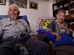 7 Potret Harmonis Pasangan Menikah 91 Tahun, Masih Romantis dan Saling Merayu