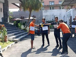 Penusuk Calon Pengantin di Jembatan Araya Malang Minta Maaf Saat Reka Ulang Penusuk Calon Pengantin di Jembatan Araya Malang Minta Maaf Saat Reka Ulang