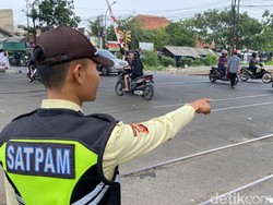 Aksi Heroik Penjaga Perlintasan KA Bandung Selamatkan Pejalan Kaki