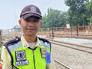 Saat Penjaga Pelintasan KA di Bandung Dimarahi Kakek yang Ia Selamatkan