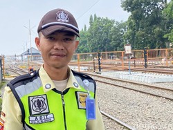 Saat Penjaga Pelintasan KA di Bandung Dimarahi Kakek yang Ia Selamatkan