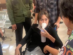 Mantan Kekasih Mario Tiba di PN Jaksel Pakai Kursi Roda