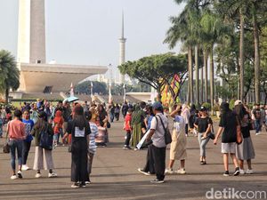 Anak Sekolah Masih Libur, Monas Ramai Meski di Hari Kerja