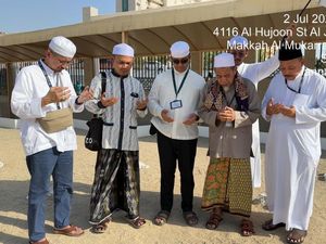Anies Ziarah ke Makam KH Maimoen Zubair Ditemani Gus Najih