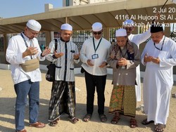 Anies Ziarah ke Makam KH Maimoen Zubair Ditemani Gus Najih