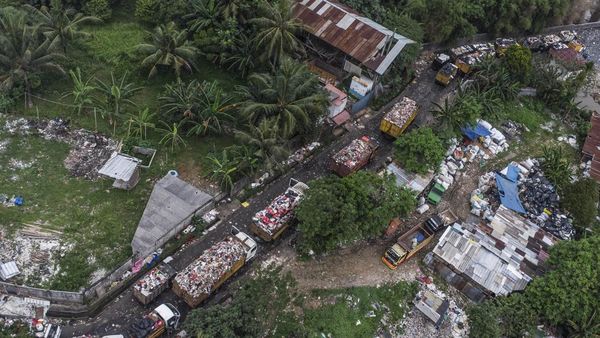 TPA Cipayung Penuh, Antrean Truk Sampah Mengular Panjang
