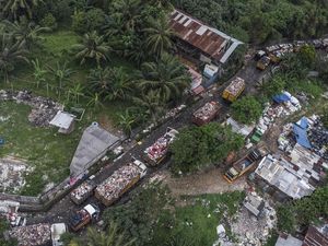 TPA Cipayung Penuh, Antrean Truk Sampah Mengular Panjang