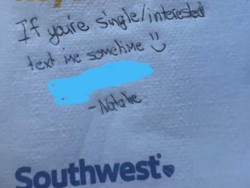 Pede Berkenalan dengan Pria Lewat Selembar Tisu di Pesawat, eh Dibalas