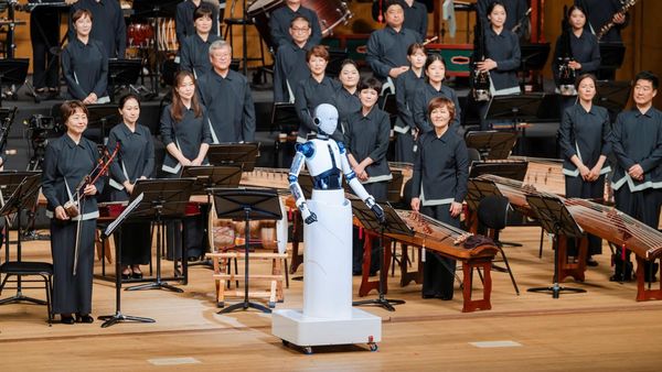 Canggih! Aksi Robot Android Pimpin Pertunjukan Orkestra di Seoul
