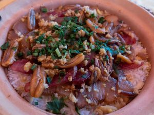 Hangat Gurih! Claypot Topping Daging Ayam hingga Babi Ada di 5 Tempat Ini