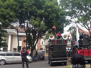 Tolak Gugatan Apindo soal Penyesuaian Upah, Buruh Demo di PTUN Bandung Tolak Gugatan Apindo soal Penyesuaian Upah, Buruh Demo di PTUN Bandung