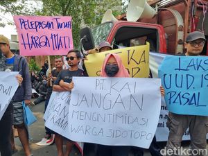 Ratusan Penghuni Rumah Dinas KAI Daop 8 Surabaya Demo Tuntut Hak Tinggal Ratusan Penghuni Rumah Dinas KAI Daop 8 Surabaya Demo Tuntut Hak Tinggal